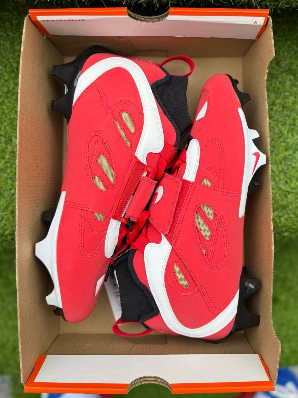 Nike Diamond Turf 2 TD Fire Red Football cleats Men’s athletic shoes (Sample)